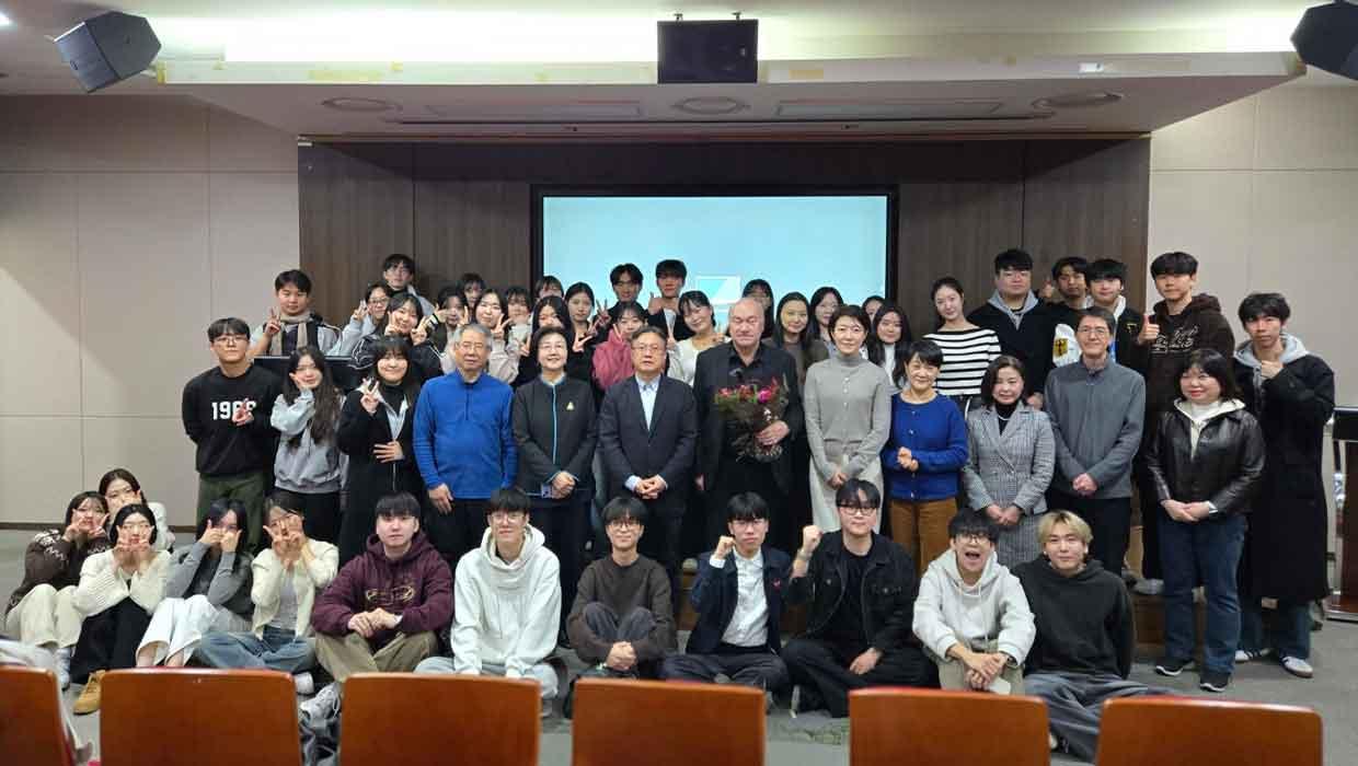 독어독문학과 미하엘 멩케 교수 근속 30주년 기념 감사패 증정 대표이미지